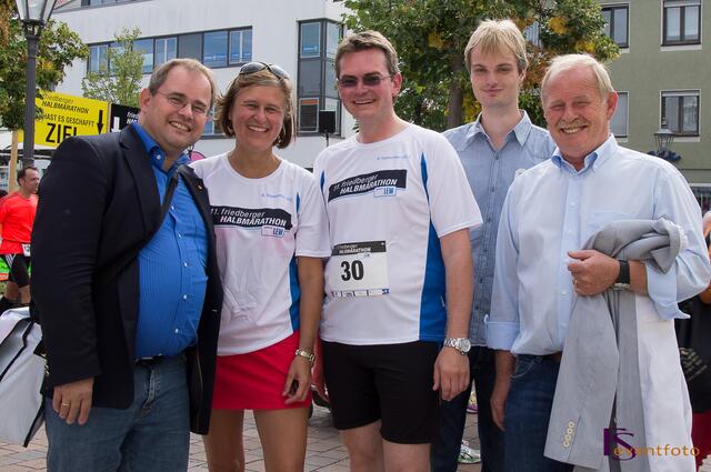 11. Friedberger Halbmarathon 2013 - MdL Dr. Simone Strohmayr und Peter Tomaschko nach dem Lauf im Kreis ihrer politischen Kollegen
