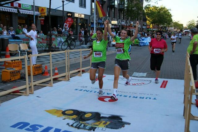 12. Lehrter Abend-City-Lauf 2013 ● Nach zwei Runden durch die Innenstadt von Lehrte noch total entspannt – die Geschwister Jannine und Svea Jeglinski.
