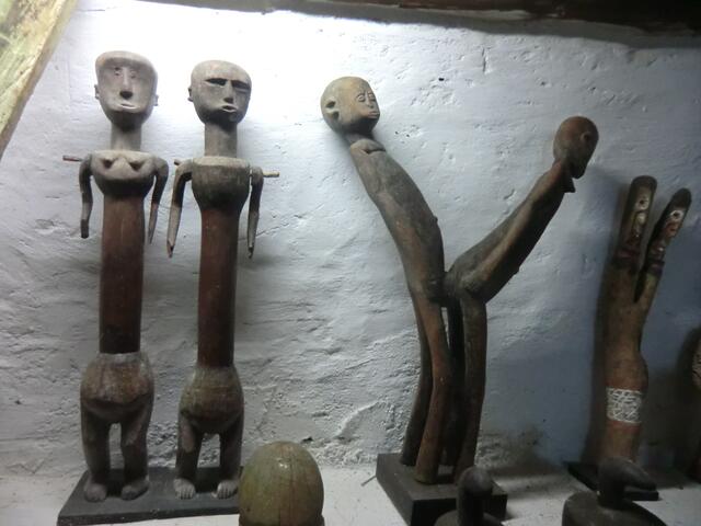 Marionettenpaar der Gyriama aus Tanzania und ein erotisches Fetischpaar der Lobi aus Burkina Faso