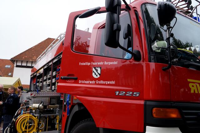 Die Freiwillige Feuerwehr stand mit ihrer Ausrüstung und Informationen bereit...