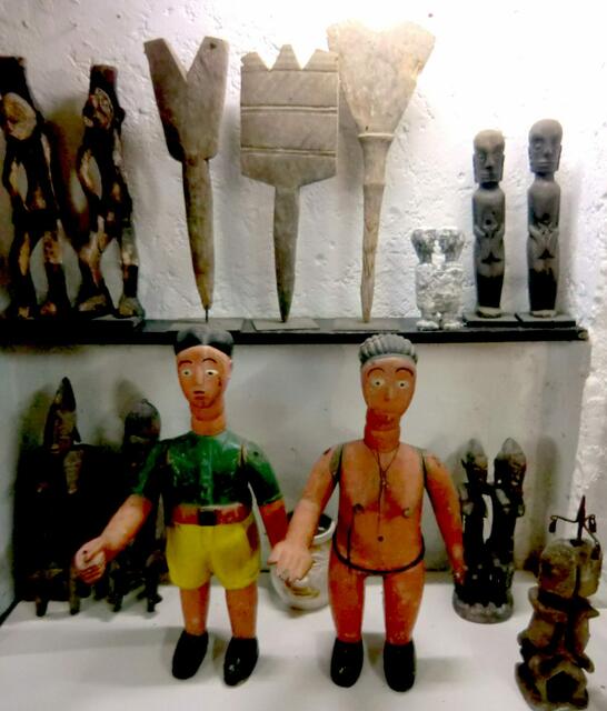Ein buntes Paar Schreinfiguren der Ewe aus Togo und ein abstraktes Dreierpaar der Berber