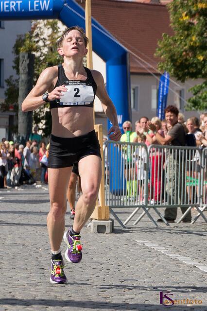 11. Friedberger Halbmarathon 2013 - Petra Stöckmann siegt bei den Damen in einer Zeit von 1:30.11
