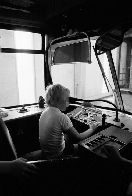 Einmal Straßenbahnfahrer sein: Die Kinder durften Platz nehmen.
