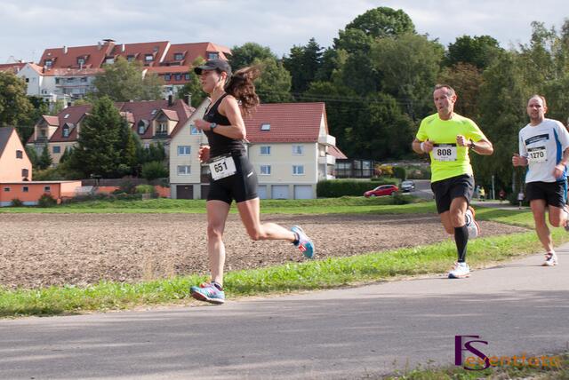 11. Friedberger Halbmarathon 2013 - Mit der Startnummer 651 auf der Strecke: Lea Baumgartner (TG Viktoria Augsburg) wird dritte Siegerin