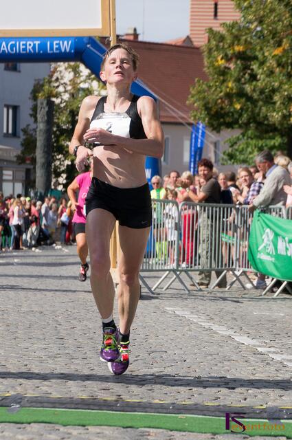 11. Friedberger Halbmarathon 2013 - Zieleinlauf der Siegerin Petra Stöckmann