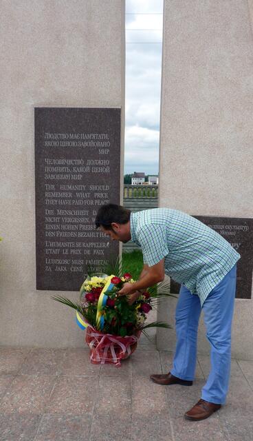 Am Friedensdenkmal auf dem Schlachtfdeld von 1943 werden Blumen abgelegt