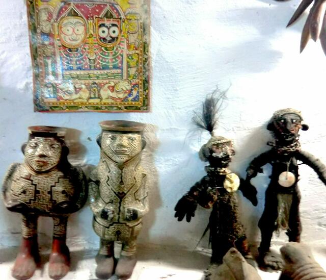 Ein abstraktes Altarbild aus Orissa in Indien, ein Paar Ritualgefäße der Shipibo aus Peru und ein aus Blättern gefertigtes Paar aus dem Hochland von Papua Guinea