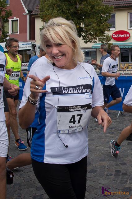 11. Friedberger Halbmarathon 2013 - Wie immer in bester Laune mit Krönchen am Start: Friedbergs Herzogin Michi Hansmann
