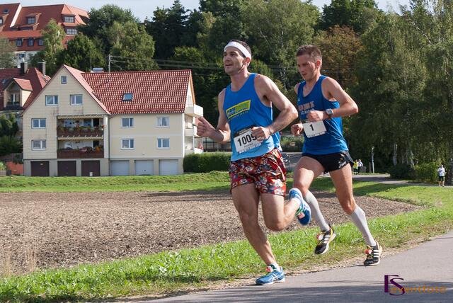 11. Friedberger Halbmarathon 2013 - Auf der Strecke: Andrew McLeod (vorn) und Bruno Schumi