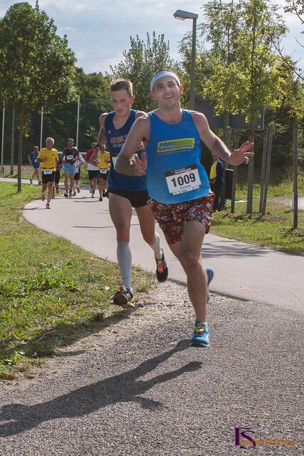 11. Friedberger Halbmarathon 2013 - Auf der Strecke: Andrew McLeod (vorne) und Bruno Schumi