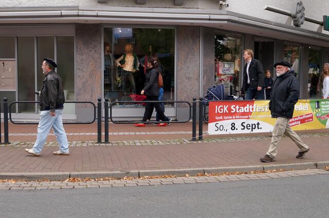 Neueste Modetrends, aber auch zeitlose Accessoires wie die Baskenmützen entgingen den Blicken des aufmerksamen Beobachters auf dem IGK Stadtfest in Burgwedel am verkaufsoffenen Sonntag - 8.September - nicht.