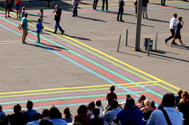 6 farbige Ideen-Pfade weisen den Weg auch auf dem Außengelände der IdeenExpo 2013. Alle Exponate sind nach Themen entlang der Pfade angeordnet (siehe Text).