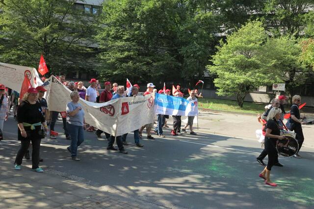Die Demonstranten aus dem Südharz an der Spitze des Zuges durch die Stadt | Foto: DGB Ortsverband Bad Lauterberg