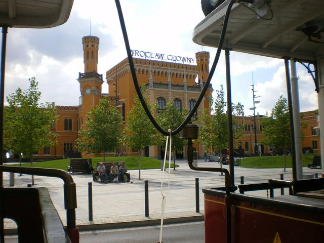 Wroclaw Glowny - der Hauptbahnhof von einer historischen Straßenbahn aus betrachtet