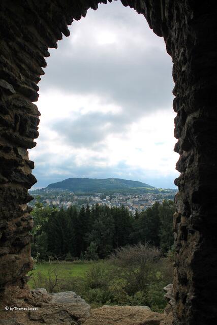 ...bietet diesen Ausblick auf den Pöhlberg.