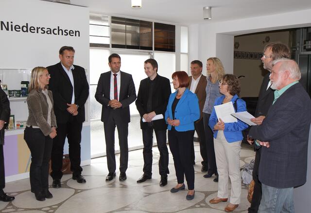 Minister Lies bedankt sich und erläutert seine Dialogbereitschaft