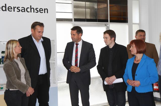 Vordergrund: Maaret Westphely, Matthias Gleichmann, Olaf Lies, Marco Brunotte, Caren Marks
