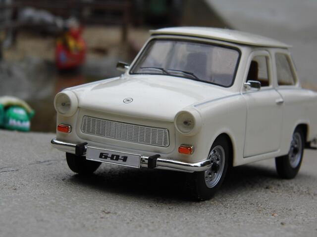 Trabbi (Modelleisenbahn-Wiehe) am Wasserfall vom Berghof stehend