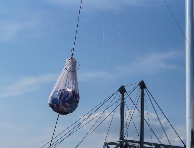 Nun befinden sie sich unterhalb des Wetterballons schwebend in der Startposition zum ersten Flug der "Mission Paperspace" während der Ideenexpo 2013.
