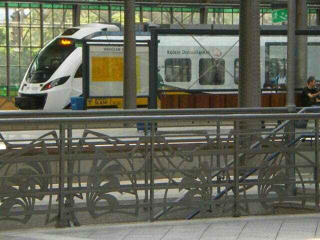 Bahnsteig im Hauptbahnhof mit moderner Bahn