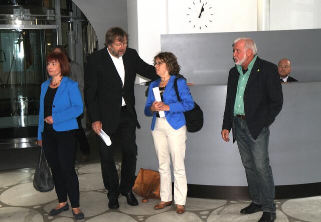 Mitte: Hans-Peter Wendorff spricht mit der BUND-Vertreterin