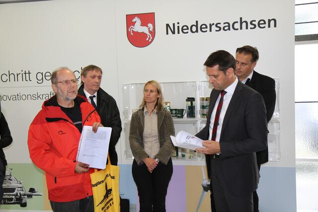 Herr Lemke weist auf die gestiegen Nachtflugzahlen hin, die immer mehr Menschen beeinträchtigen.