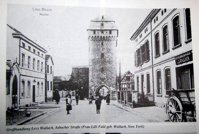 1890 wurde das Anwesen an der Asbacher Straße erworben. Josef Wallach war ab dem 01. Januar 1890 alleiniger Inhaber der Firma „Levy Wallach“.