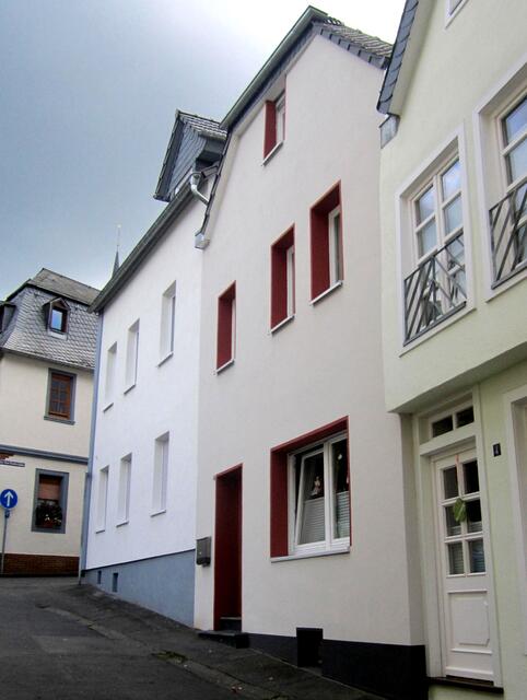 Am Totenborn in dem 2. Haus auf der rechten Seite vor dem Hunsrücken wohnten die Schwiegereltern des Levy Wallach, des Gründers der Firma Levy Wallach an der Asbacher Straße.