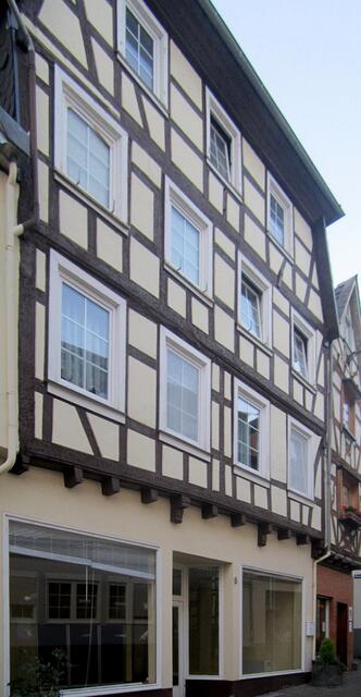 In der Neustraße 5 wurde 1865 das Haus vorm Schuster von Isaac Jacob Cahn erworben, dessen Fruchtspeicher es war. Ein Jahr später wurde das Sortiment erweitert auf Spirituosen.