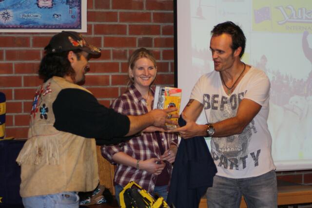 Hugh bekommt als Dankeschön einen Bierkrug samt Füllung