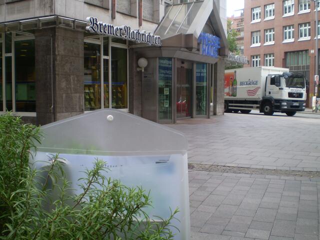 BAKI-Taube am 13. September 2013  mit dem OFFENEN LESERBRIEF und der Rede der Bremer Friedenstaube vor dem Pressehaus Bremen
