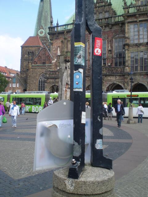 BAKI-Taube auf dem "Bremer Schultisch beim Roland" am 13. September 2013