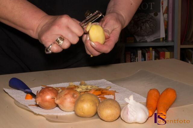 Kürbis-Karotten-Ingwer-Suppe - Am Anfang ist die Kleinarbeit - Gemüse putzen und schneiden