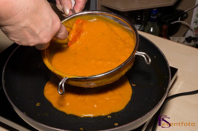 Kürbis-Karotten-Ingwer-Suppe - Zutaten durch ein Sieb passieren