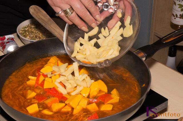 Kürbis-Karotten-Ingwer-Suppe - Kartoffeln und Kürbis zugeben und weich köcheln