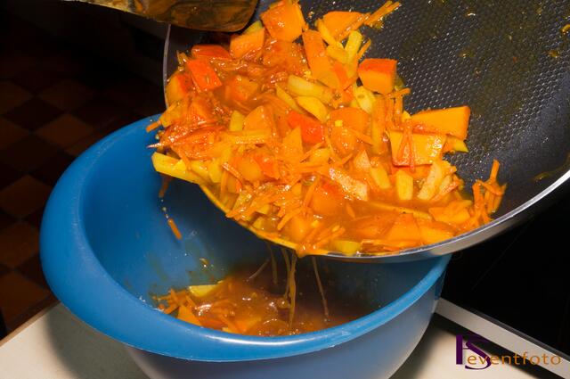 Kürbis-Karotten-Ingwer-Suppe - Gar gekochte Zutaten pürieren