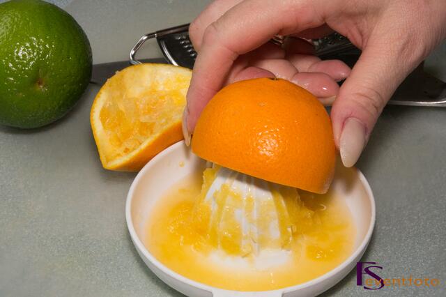 Kürbis-Karotten-Ingwer-Suppe - Orange auspressen
