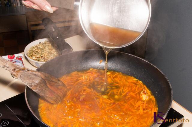 Kürbis-Karotten-Ingwer-Suppe - mit Brühe ablöschen