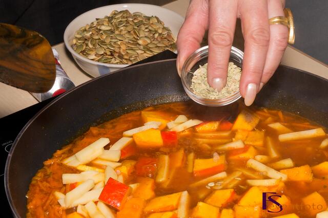 Kürbis-Karotten-Ingwer-Suppe - Fenchelsamen zugeben und weiter köcheln
