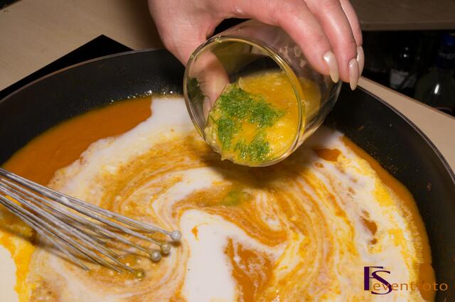 Kürbis-Karotten-Ingwer-Suppe - Sahne, Kokosmilch und Orangensaft-Limone zugeben, umrühren