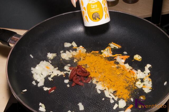 Kürbis-Karotten-Ingwer-Suppe - Zwiebel, Knoblauch Tomatenmark und Curry in Öl anrösten