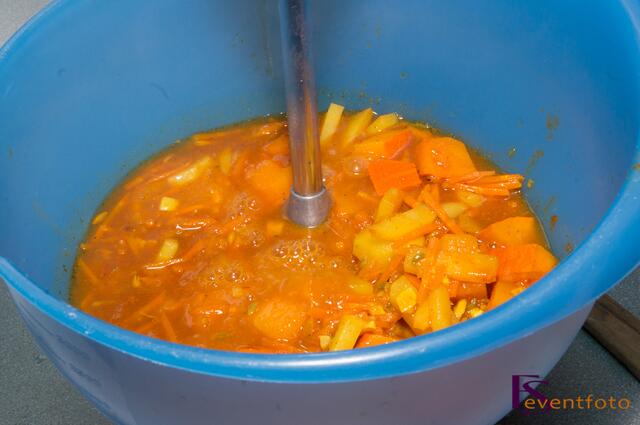 Kürbis-Karotten-Ingwer-Suppe - Gar gekochte Zutaten pürieren