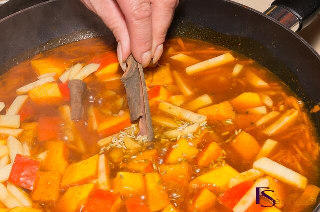 Kürbis-Karotten-Ingwer-Suppe - Zimtrinde zugeben und weiter köcheln