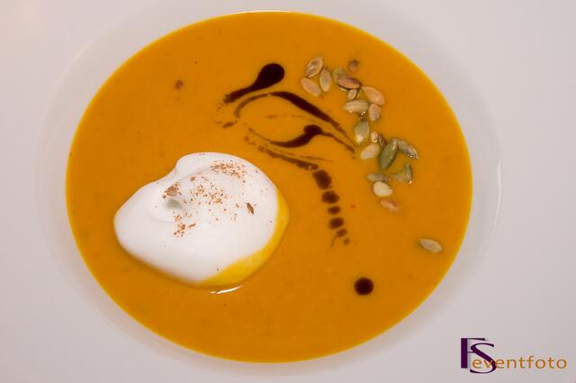 Kürbis-Karotten-Ingwer-Suppe - Mit aufgeschäumter Milch, Kürbiskern-Öl und gerösteten Kürbiskernen garnieren. Guten Appetit!