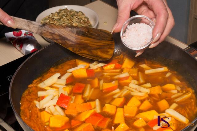 Kürbis-Karotten-Ingwer-Suppe - Grobes Himalaya-Salz zugeben und weiter köcheln