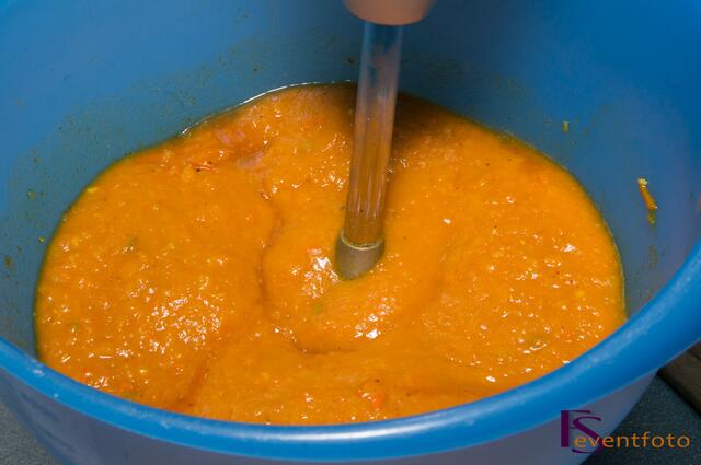 Kürbis-Karotten-Ingwer-Suppe - Gar gekochte Zutaten pürieren