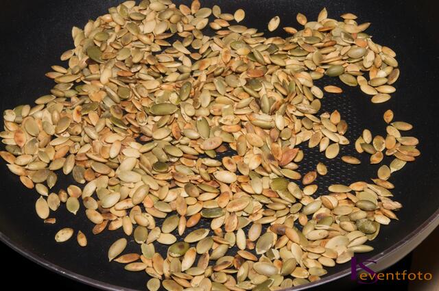 Kürbis-Karotten-Ingwer-Suppe - Kürbiskerne goldbraun rösten