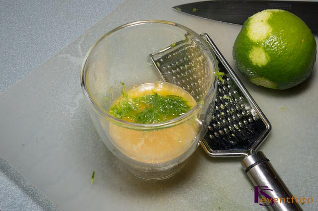 Kürbis-Karotten-Ingwer-Suppe - Abrieb der Limone in den Orangensaft geben