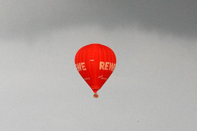 Beim Verlassen des Parks um 18:15 (MESZ) sehe ich am Himmel diesen Ballon und werde daran erinnert, dass ich für meine zweibeinigen Räuber noch schnell etwas einkaufen muss.  *** Ende meines Dreiteilers ***