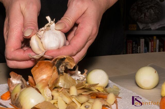 Kürbis-Karotten-Ingwer-Suppe - Am Anfang ist die Kleinarbeit - Gemüse putzen und schneiden